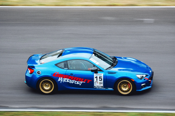 Blue Toyota GT86 with gold wheels on the straight