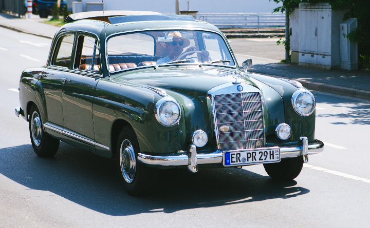 Dark green Mercedes-Benz Ponton sedan with chrome grille and bumper at the Kulmbach classic car meeting
